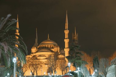 Sultanahmet ya da Mavi Cami. Kışın geceleri. İstanbul 'daki arka plan fotoğrafına git. Seçici odaklanma. Gürültü dahil.