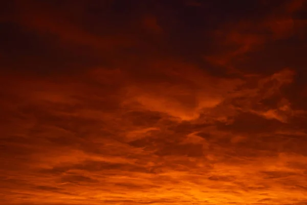 Wolkendecke Bei Sonnenaufgang Oder Sonnenuntergang Orangefarbene Wolken Während Des Sonnenuntergangs — Stockfoto