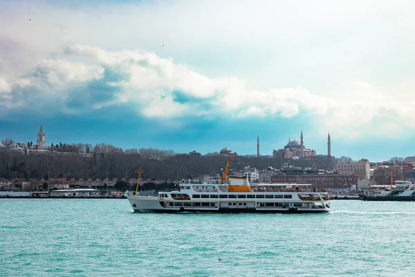İstanbul manzaralı. İstanbul 'un dramatik bulutlu feribot ve şehir manzarası. Türkiye 'ye seyahat arkaplan fotoğrafı.