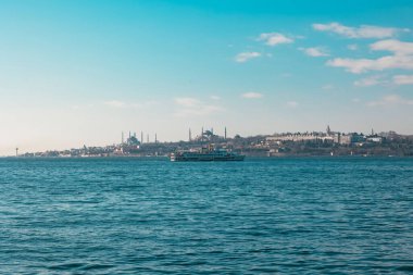 İstanbul manzaralı. İstanbul şehir manzarası ve gündüz feribotu. Türkiye 'ye seyahat arkaplan fotoğrafı. 