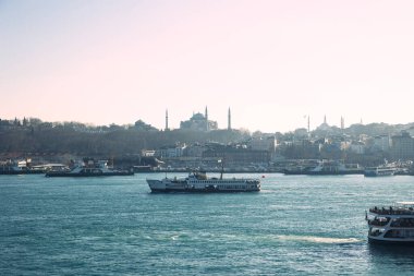 İstanbul manzaralı. İstanbul 'da feribot ve Ayasofya. Türkiye 'ye seyahat arkaplan fotoğrafı.