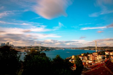 İstanbul manzaralı. Gün batımında Boğaziçi Köprüsü 'nün uzun pozlama sahnesi veya 15 Temmuz şehidi. Bulutların hareketi. İstanbul 'daki arka plan fotoğrafına git. Seçici odak.