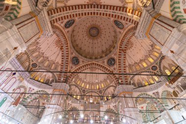 Fatih Camii. İstanbul 'daki Fatih Camii' nin Kubbeleri. Ramazan veya kandil veya laylat al-Qadr veya kadir gecesi veya İslami arkaplan fotoğrafı. İstanbul Türkiye - 3.2.2022