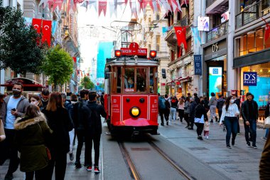 Istiklal Bulvarı ya da nostaljik tramvayı ve insanları olan İstiklal Caddesi. İstanbul Türkiye - 11.13.2021