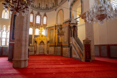 İstanbul Zeyrek Camii 'nden Minbar ve Mihrab. Eski Bizans kilisesi. İstanbul Türkiye - 10.15.2021