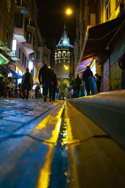 Galata Kulesi ve İstanbul geceleri. Galata Kulesi ya da Kule 'ye giden bir sokak. İstanbul Türkiye - 10.15.2021