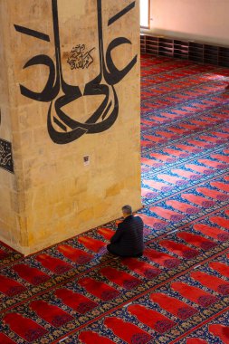 Eski Cami 'de namaz kılan Müslüman bir adam ya da Edirne' deki Eski Cami. Ramazan veya kandil veya laylat al-Qadr veya İslami arkaplan fotoğrafı. Edirne Türkiye - 10.25.2021