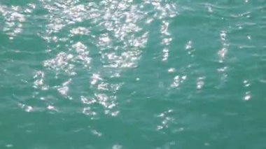 Sakin deniz ve güneş ışığı. Güneş ışığı 4K video ile turkuaz deniz