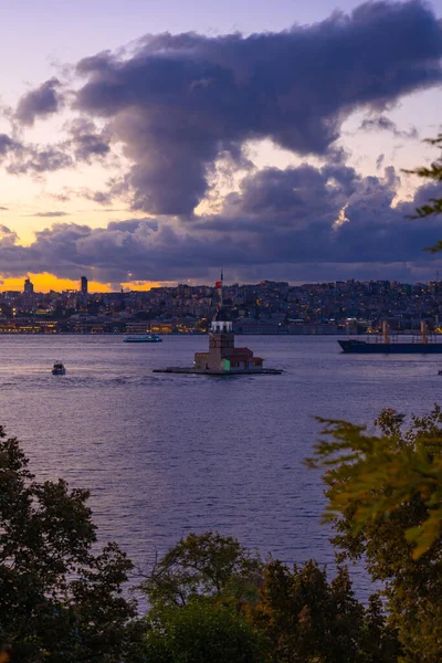黄昏时的梅登塔或Kiz Kulesi 伊斯坦布尔背景垂直照片 前往土耳其的旅行 — 图库照片