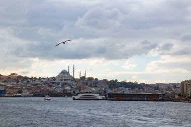 İstanbul manzaralı. Gökyüzü bulutlu bir feribottan İstanbul şehri manzarası. Türkiye 'ye Seyahat kavramı.