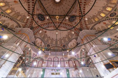 İstanbul 'daki Fatih Camii. Fatih Camii 'nin içi. Ramazan veya kandil veya laylat al-Qadr veya kadir gecesi veya İslami arkaplan fotoğrafı. İstanbul Türkiye - 3.2.2022