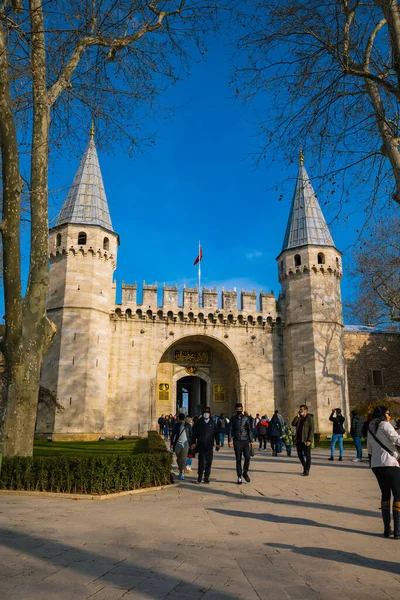 Topkapı Sarayı ve halkı. İstanbul 'daki arka plan fotoğrafına git. İstanbul Türkiye - 12.27.2021