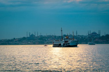 İstanbul ve feribot. İstanbul 'un Kadıköy ilçesinden şehir manzarası