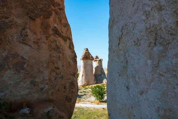 Cappadocië uitzicht. Schoorstenen en schoorstenen in Cappadocië — Stockfoto