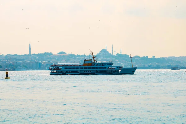 Fundo de Istambul. Uma balsa e paisagem urbana de Istambul no fundo. — Fotografia de Stock