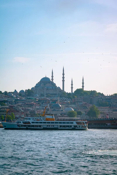 Istanbul arrière-plan. Un ferry et la mosquée Suleymaniye en été. — Photo