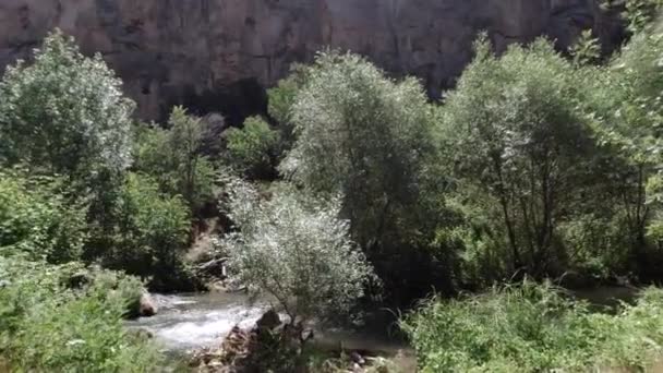 Dolina Ihlara. Spacer lub trekking w dolinie Ihlara w Aksaray Turcja — Wideo stockowe