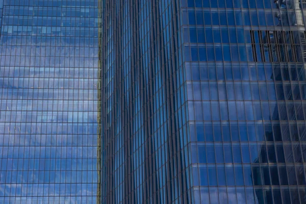 İş geçmişi. Modern gökdelenlerin tam çerçeve görünümlü cepheleri. İş veya finans veya ekonomi veya inşaat veya mimari veya ticari arkaplan fotoğrafı.