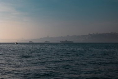 İstanbul sisli bir havada. İstanbul şehri, Salacak 'tan. Türkiye 'ye Seyahat.