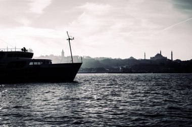 İstanbul manzaralı. İstanbul 'un feribot ve Ayasofya ile çekilmiş siyah beyaz fotoğrafı. Türkiye 'ye Seyahat kavramı.