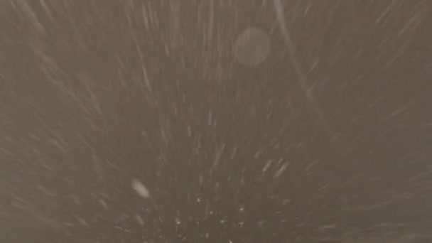 夜は雪が降る 雪の天気背景4Kビデオ 夜の吹雪の角度が低い ノイズ効果付 — ストック動画