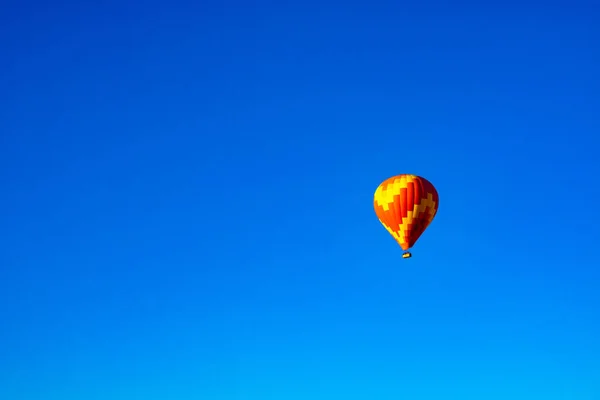 Heißluftballon Einzelne Rote Und Gelbe Heißluftballons Isoliert Auf Klarem Blauem — Stockfoto