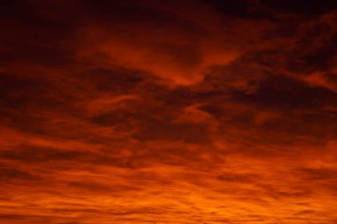 Gün batımında ya da gün doğumunda bulutlu manzara. Cehennem konsepti. Sabah akşam turuncu bulutlar.