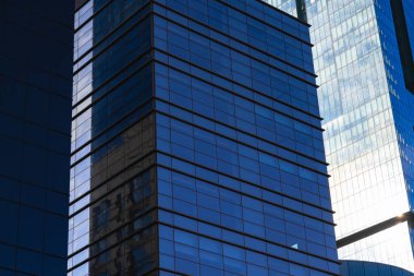 Şehir merkezi ya da iş geçmişi. Modern binaların cephesi. İş veya finans veya mimari arkaplan fotoğrafı.