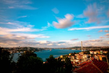 İstanbul manzarası gün batımında. İstanbul Boğazı Köprüsü ve şehir manzarası gün batımında. Uzun pozlu çekim.