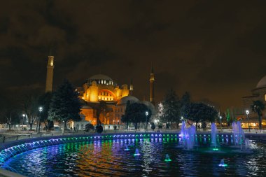 Ayasofya ya da Ayasofya kışın geceleri. İstanbul arka plan fotoğrafı. Gürültü dahil.