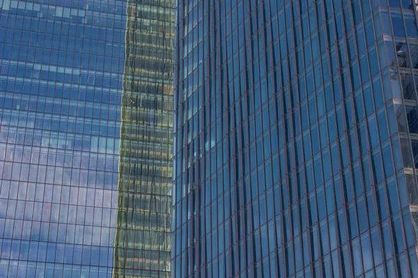 Ofis binaları ya da Downtonw ya da iş yeri ya da modern mimari arka plan fotoğrafı. Tam çerçeve görünümlü gökdelenlerin cephesi.