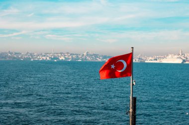 Arka planda İstanbul 'un Türk Bayrağı ve şehir manzarası var. Önplana seçici odaklanma. Türk ulusal günleri kavramı.