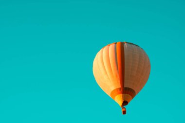 Sıcak hava balonu turkuaz arka planda izole edildi. Balon festivali veya etkinlik arkaplan fotoğrafı.