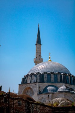 İstanbul 'daki Rustem Pasa Camii. İslami arka plan dikey fotoğraf. Ramazan ya da cami geçmişi.