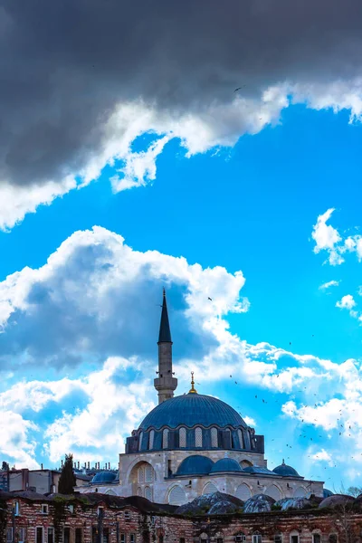 Foto Mesquita Mesquita Rustem Pasa Istambul Com Fundo Céu Nublado — Fotografia de Stock