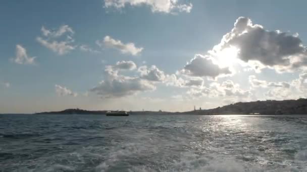 Городской пейзаж Стамбула фон 4k видео на закате с парома — стоковое видео