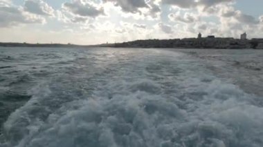 İstanbul 4K videosu. Günbatımında Boğaz 'da tekne turu.