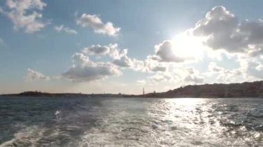 İstanbul 'un bir tekneden manzarası. Boğaziçi Tur 4K videosu.