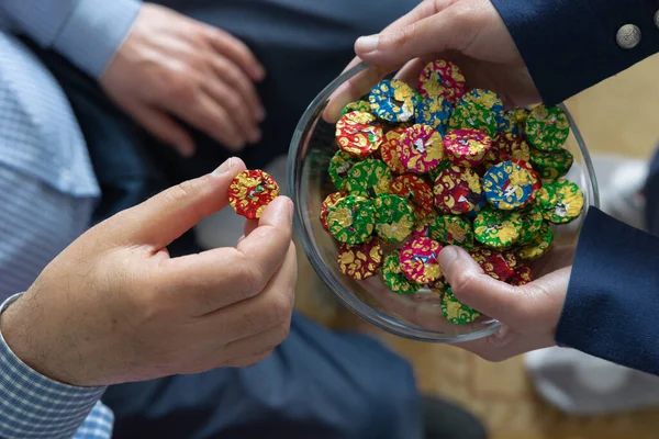 Mulher Segurando Uma Tigela Cheia Doces Chocolate Para Velho Conceito — Fotografia de Stock