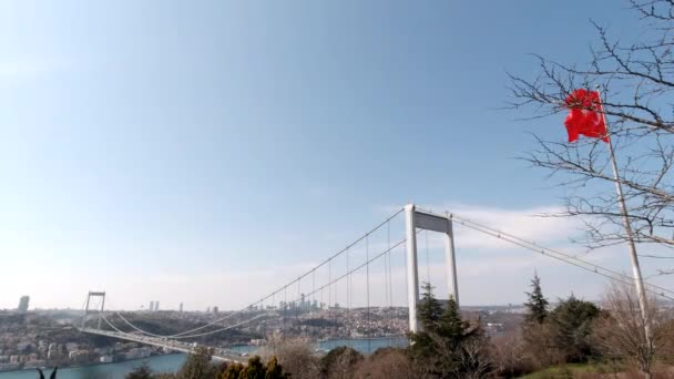 Most Sułtana Mehmeta i flaga turecka z krajobrazem miasta Stambułu — Wideo stockowe