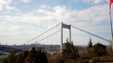 İstanbul manzaralı. İstanbul 'un Türk bayrağıyla kenti