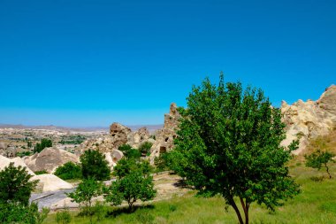Yazın Kapadokya manzarası. Kapadokya konsept fotoğrafına git. Goreme 'in manzarası.