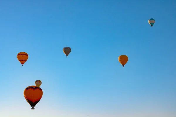 陽射しが澄んだ空に熱気球 熱気球祭りの背景写真 バルーニング活動 — ストック写真