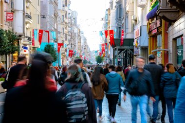 İstanbul 'daki İstiklal Bulvarı veya İstiklal Caddesi' nde turistler. İstanbul Türkiye - 11.13.2021