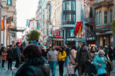 İstanbul 'daki İstiklal Caddesi' nde ya da İstiklal Caddesi 'nde yaşayanlar. İstanbul Türkiye - 11.13.2021