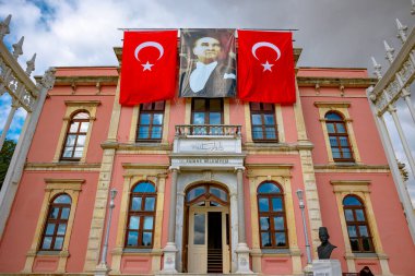 Edirne Belediyesi binası veya Türk Bayraklı Edirne Belediyesi ve Mustafa Kemal Atatürk posteri. Edirne Türkiye - 10.25.2021