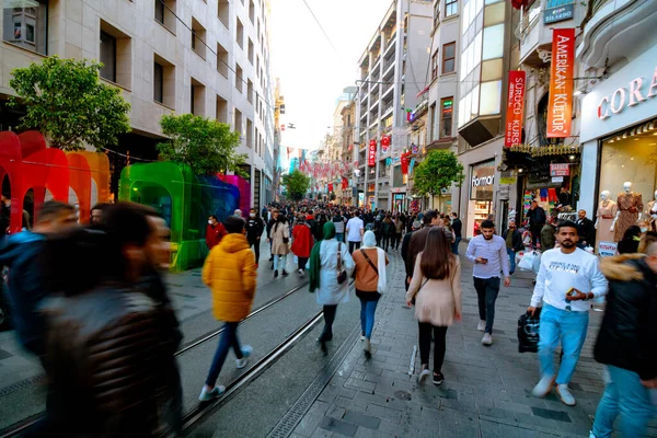 İstanbul 'daki İstiklal Caddesi veya İstiklal Caddesi' nde yürüyen insanlar. İnsanların hareketlerini bulanıklaştırıyor. İstanbul Türkiye - 11.13.2021