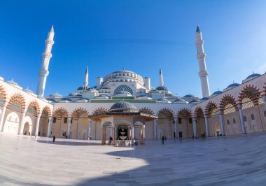 İstanbul 'daki Camlica Camii' nin panoramik manzarası. İstanbul Türkiye - 9.27.2021