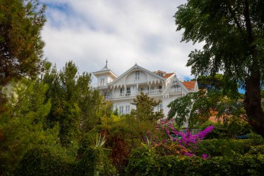 Adalar 'daki Büyükkada' da bir köşk ya da İstanbul 'daki Princes Adaları' nda. İstanbul Türkiye - 9.28.2021