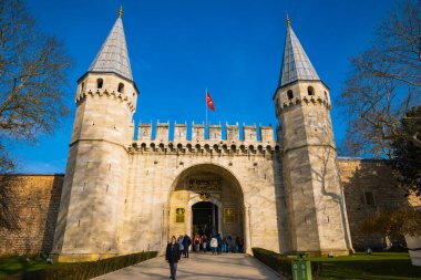 Babusselam ya da Topkapı Sarayı 'nın ana kapısı ve turistler. İstanbul 'un simgeleri. İstanbul Türkiye - 12.27.2021